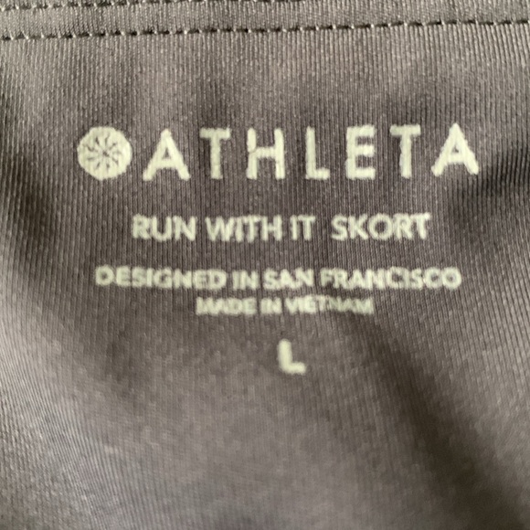 Athleta Run with it SKORT !! Fantastic condition ! Cute little zipper on back! - Picture 2 of 4
